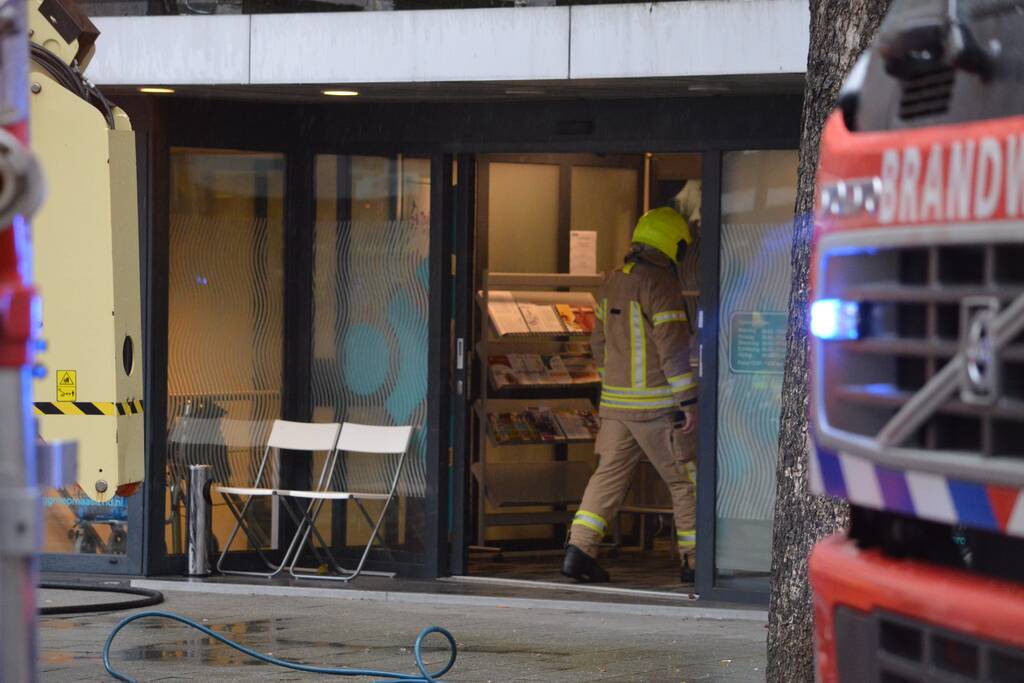 Woningen ontruimd na brand in dak van woongebouw