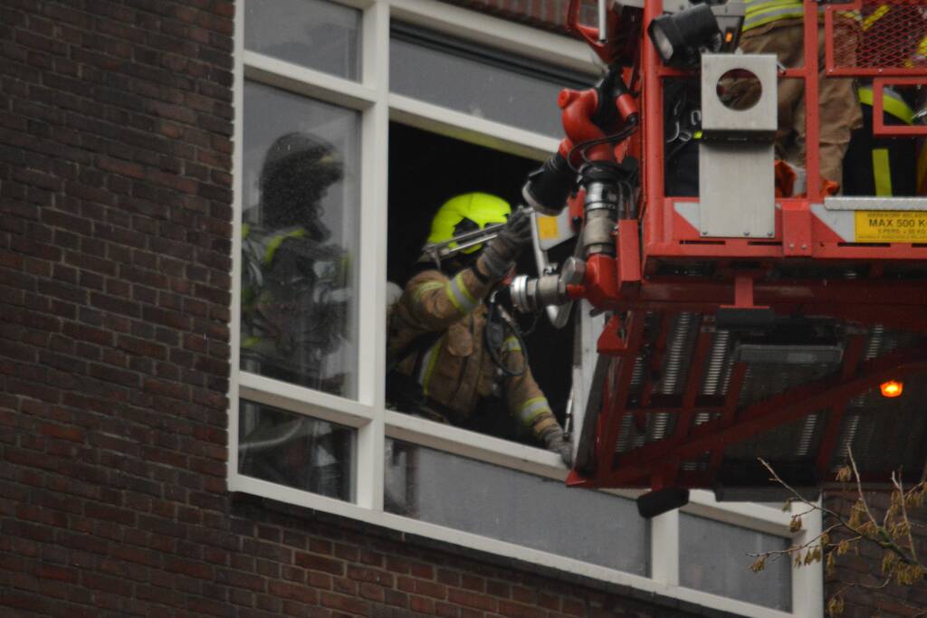 Woningen ontruimd na brand in dak van woongebouw