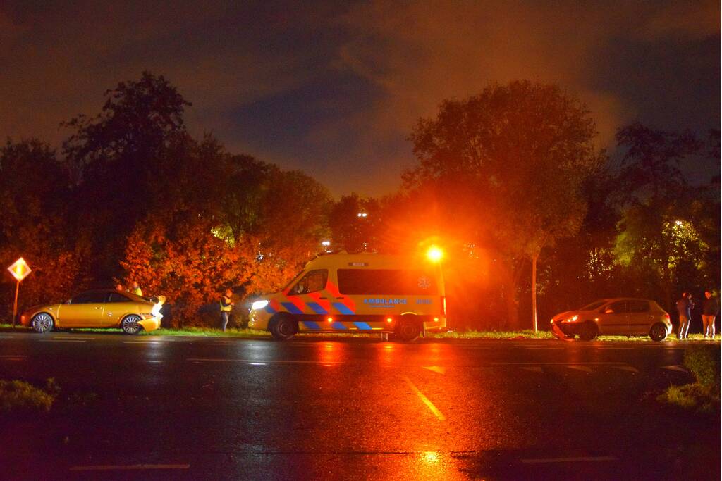 Vier personenautos met elkaar in botsing