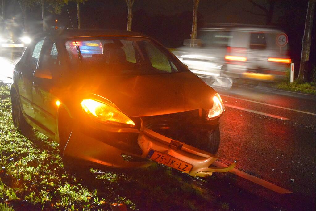 Vier personenautos met elkaar in botsing