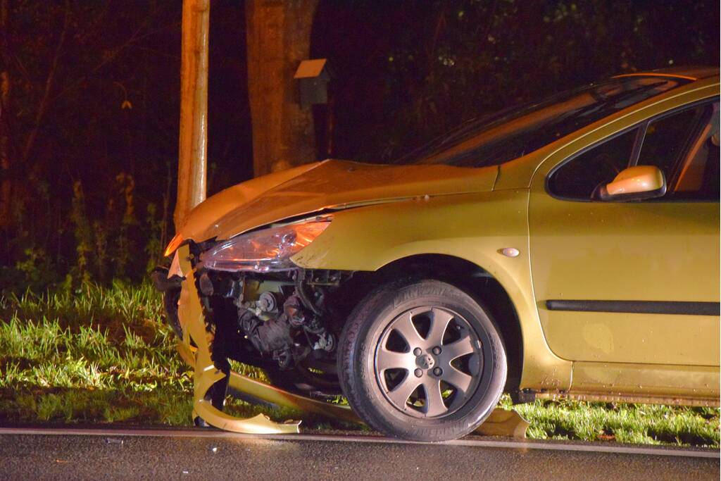 Vier personenautos met elkaar in botsing