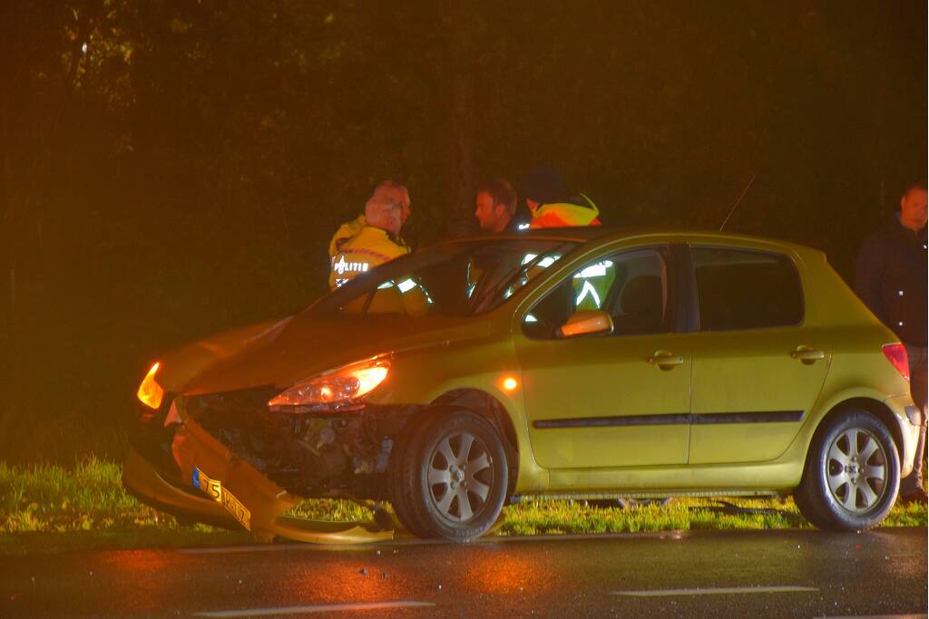 Vier personenautos met elkaar in botsing