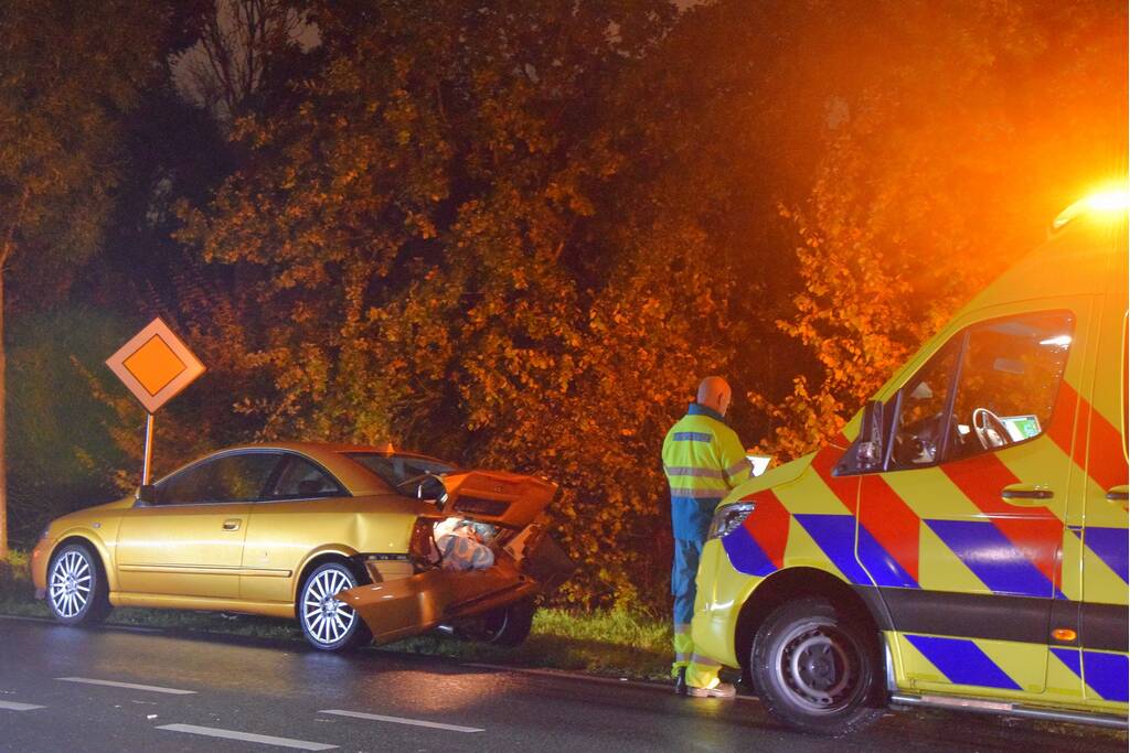 Vier personenautos met elkaar in botsing
