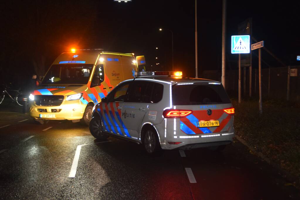 Fietser geschept door personenauto