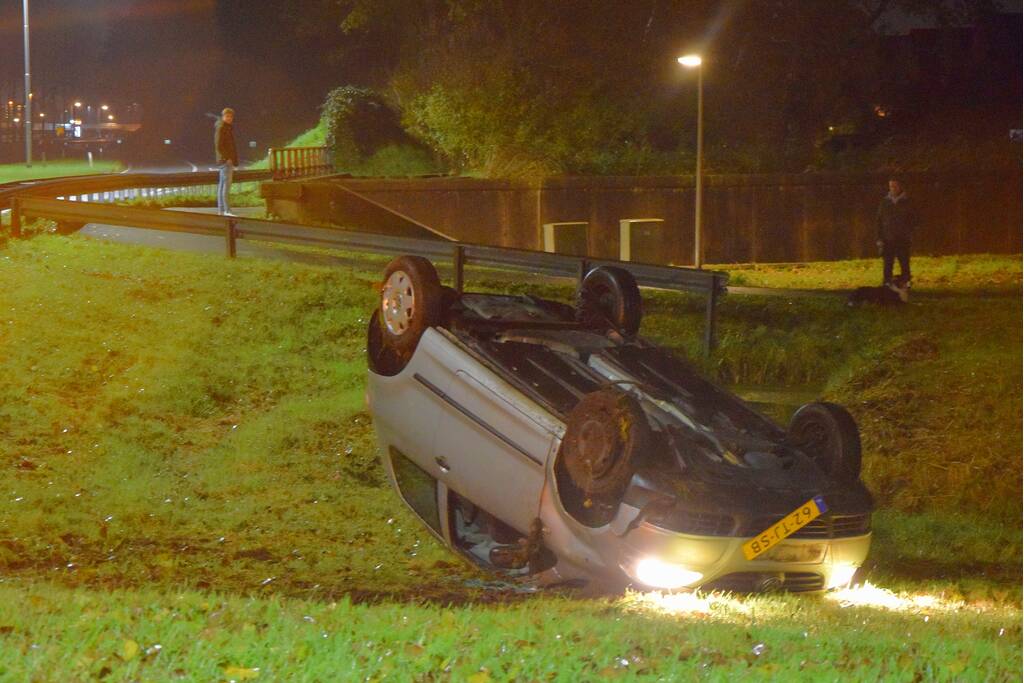 Auto op zijn dak na eenzijdig ongeval