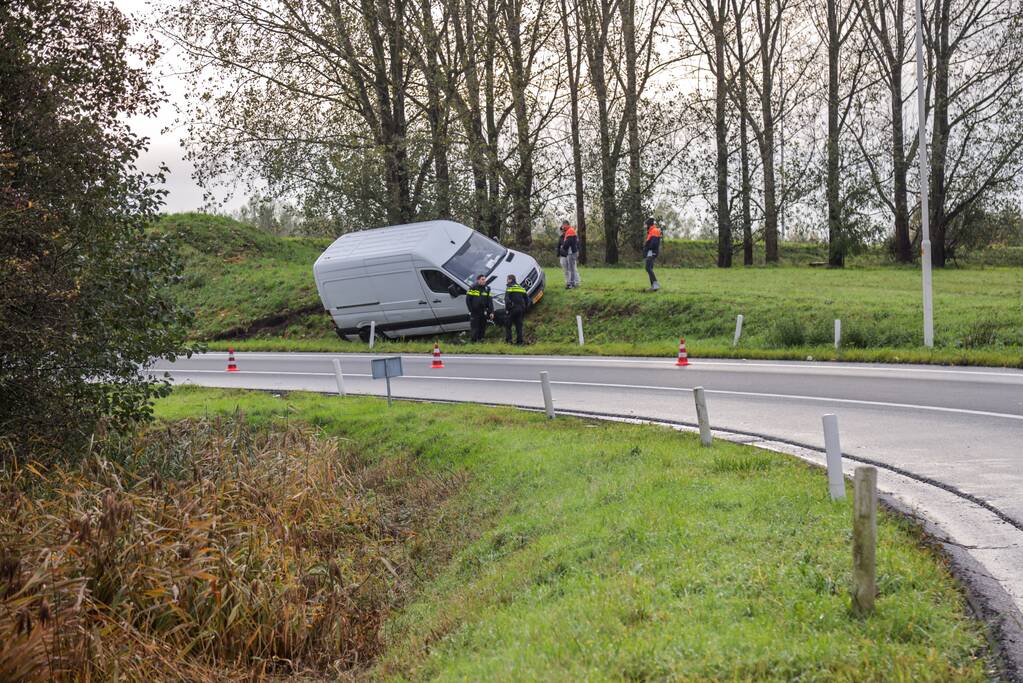 Pakketbezorger vliegt met bestelbus uit de bocht