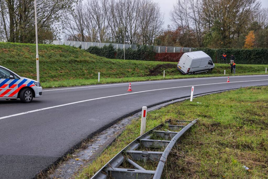 Pakketbezorger vliegt met bestelbus uit de bocht