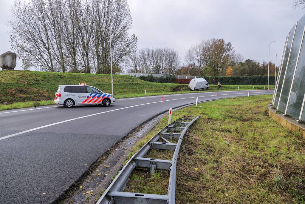 Pakketbezorger vliegt met bestelbus uit de bocht