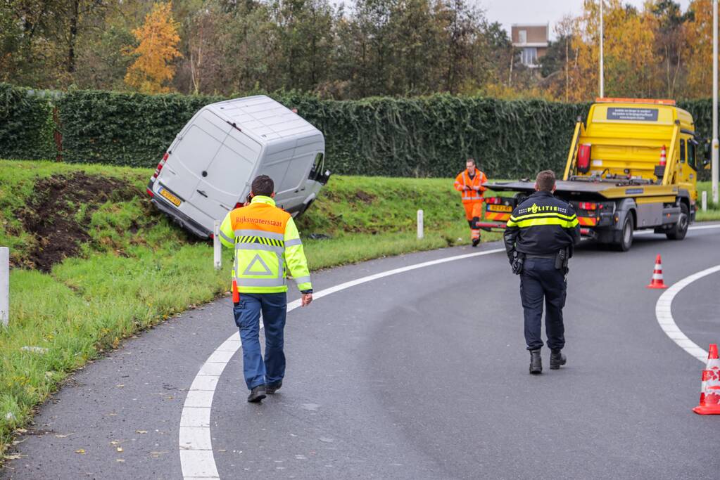 Pakketbezorger vliegt met bestelbus uit de bocht
