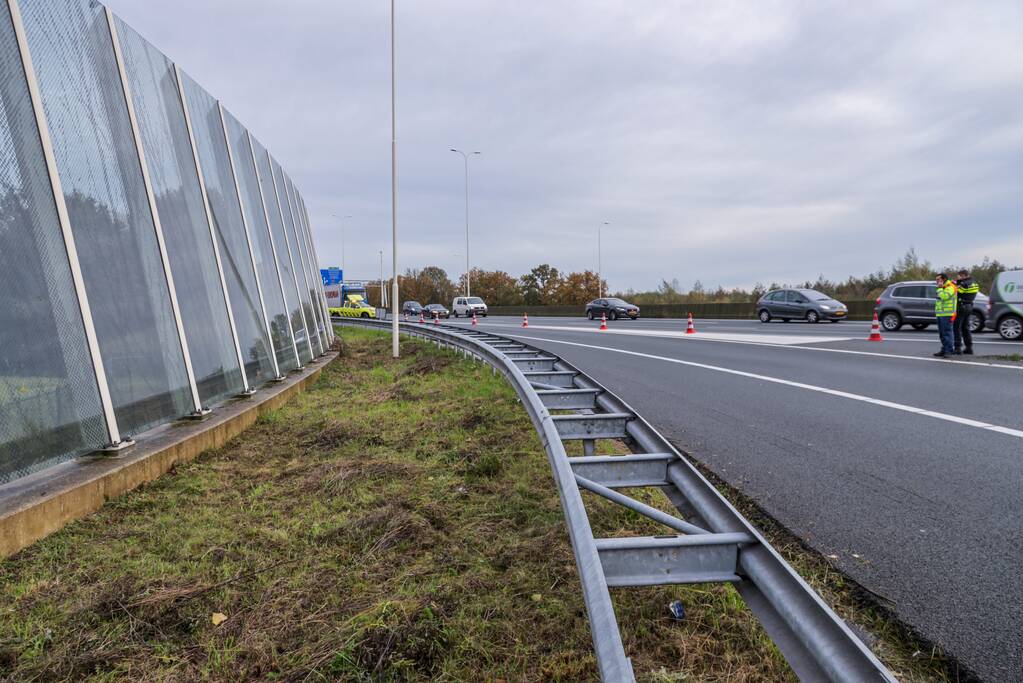 Pakketbezorger vliegt met bestelbus uit de bocht