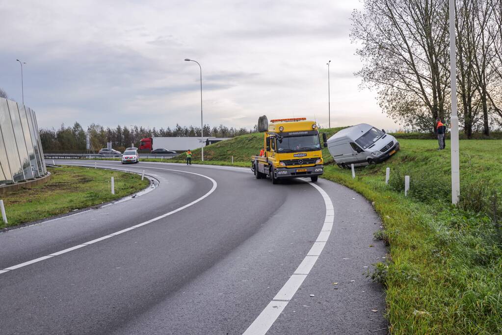 Pakketbezorger vliegt met bestelbus uit de bocht