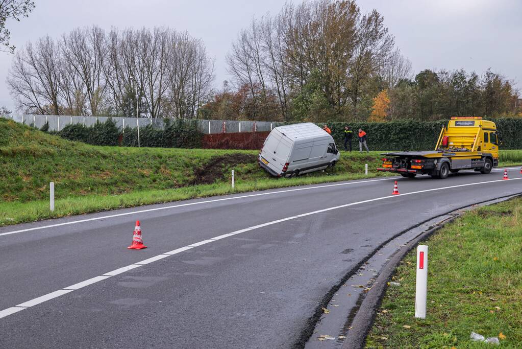 Pakketbezorger vliegt met bestelbus uit de bocht