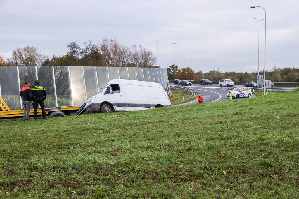 Pakketbezorger vliegt met bestelbus uit de bocht