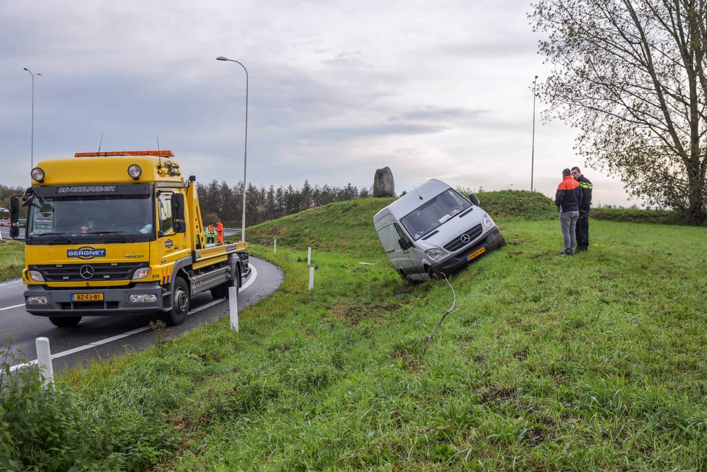 Pakketbezorger vliegt met bestelbus uit de bocht