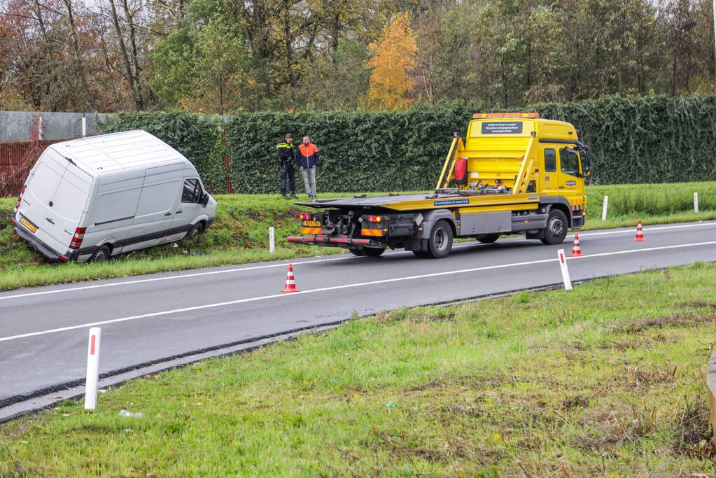 Pakketbezorger vliegt met bestelbus uit de bocht