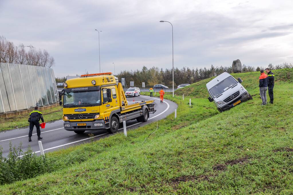 Pakketbezorger vliegt met bestelbus uit de bocht
