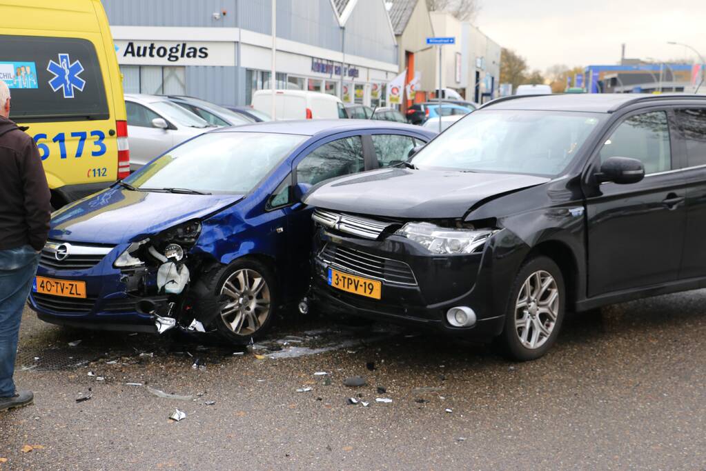Bestuurder gewond bij aanrijding op kruising