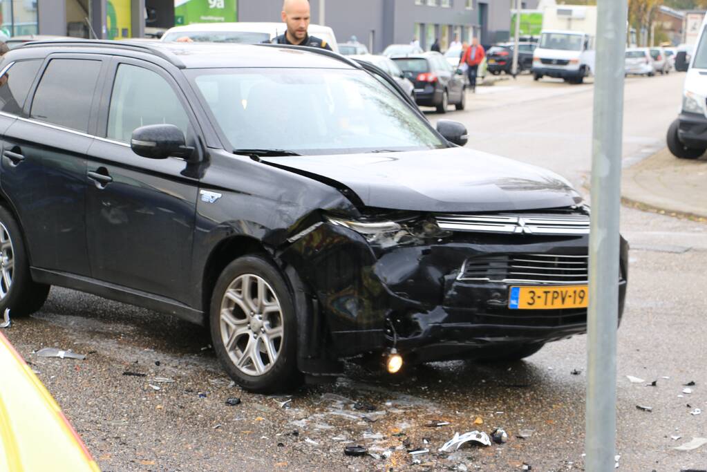 Bestuurder gewond bij aanrijding op kruising