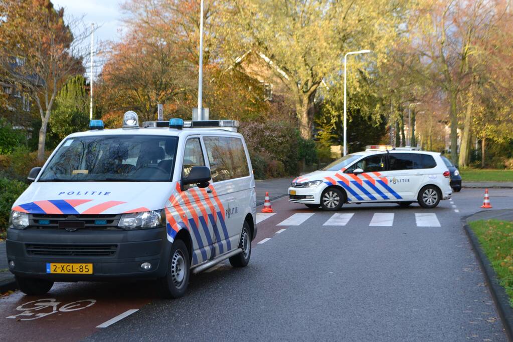Fietsster rijdt tegen opstaand portier bestelwagen aan