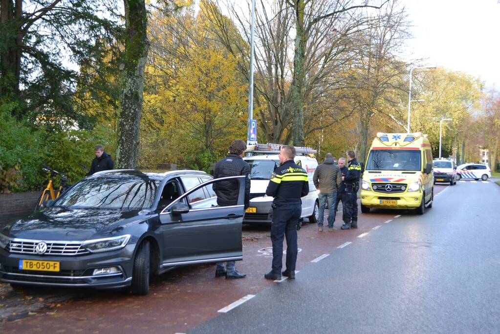 Fietsster rijdt tegen opstaand portier bestelwagen aan