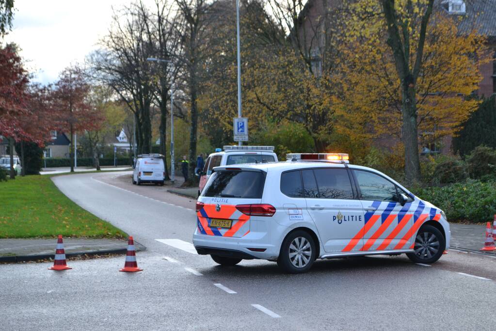 Fietsster rijdt tegen opstaand portier bestelwagen aan