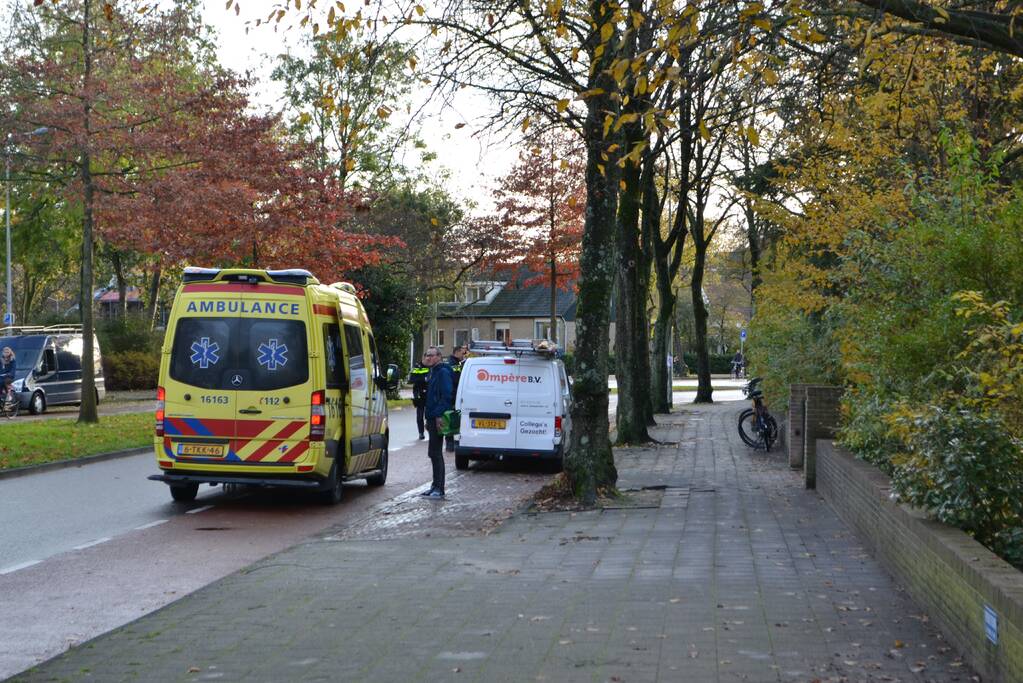 Fietsster rijdt tegen opstaand portier bestelwagen aan