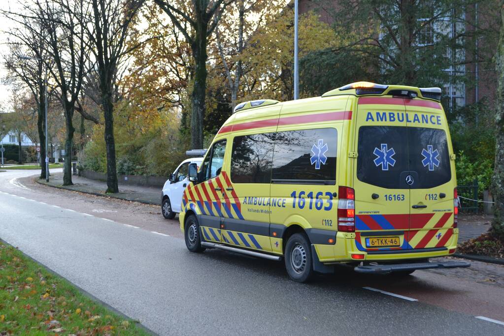 Fietsster rijdt tegen opstaand portier bestelwagen aan