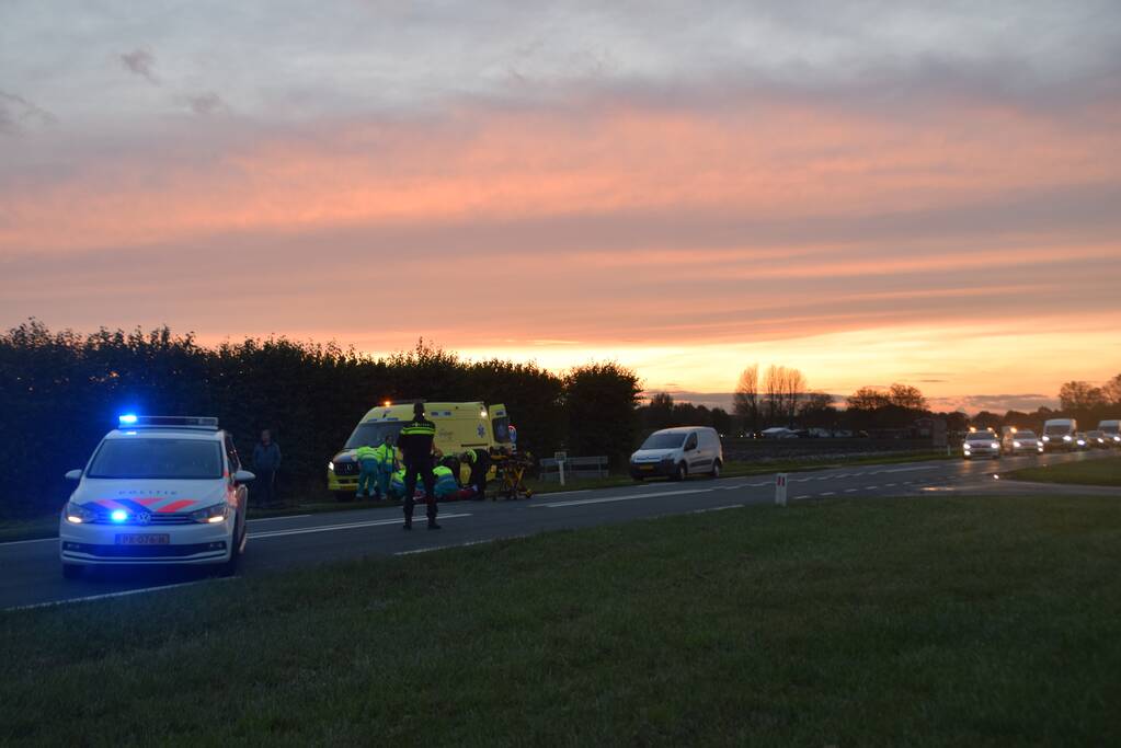 Fietser gewond na aanrijding met bestelbus