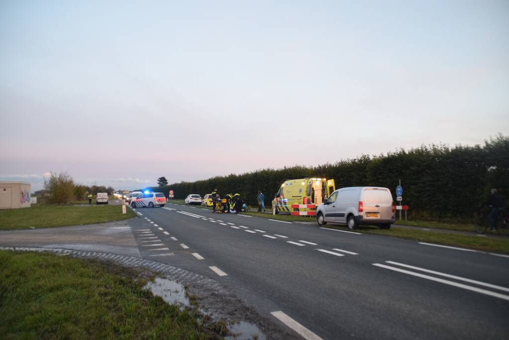Fietser gewond na aanrijding met bestelbus