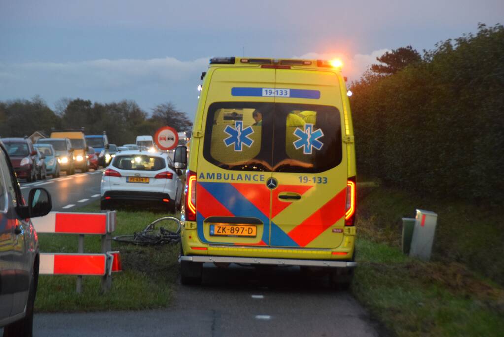 Fietser gewond na aanrijding met bestelbus