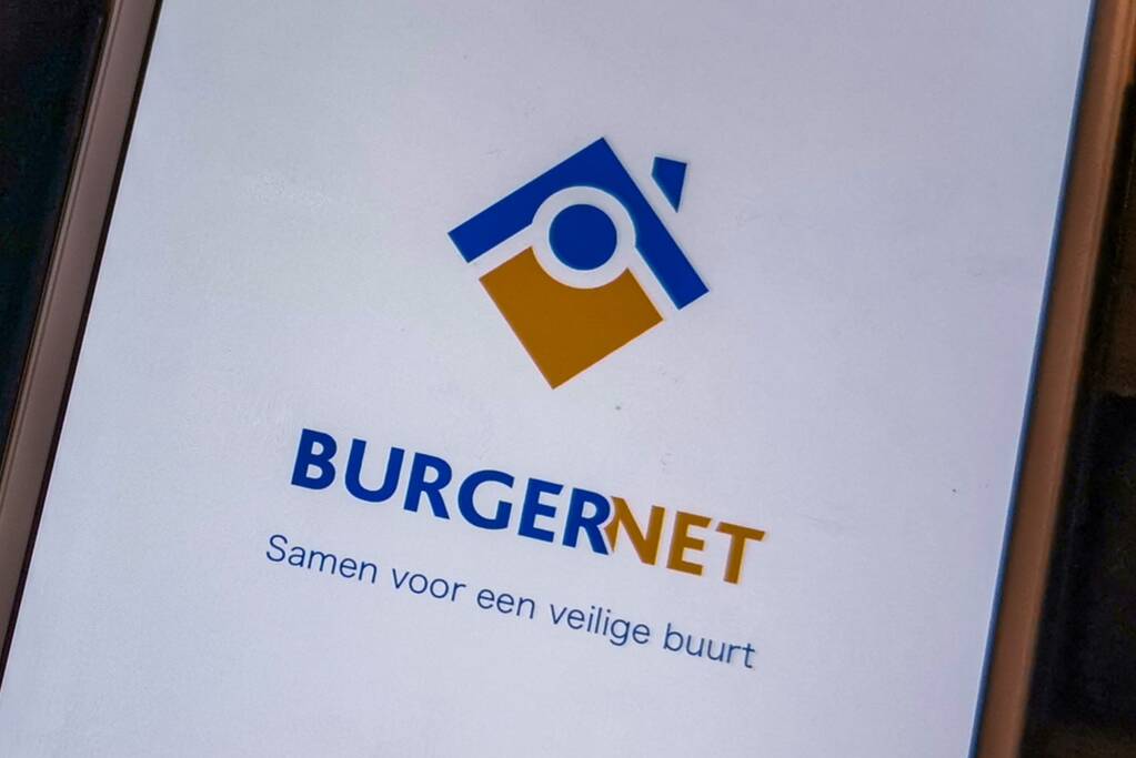 Donkere Volvo rijdt weg na ongeval