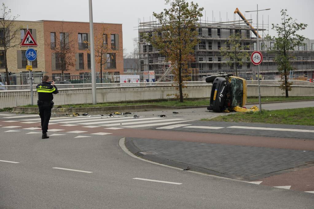 DHL bestelbus op zijn kant na aanrijding