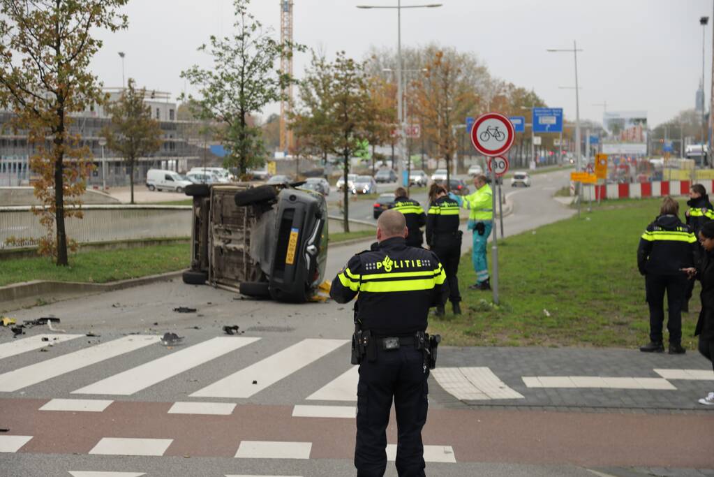 DHL bestelbus op zijn kant na aanrijding
