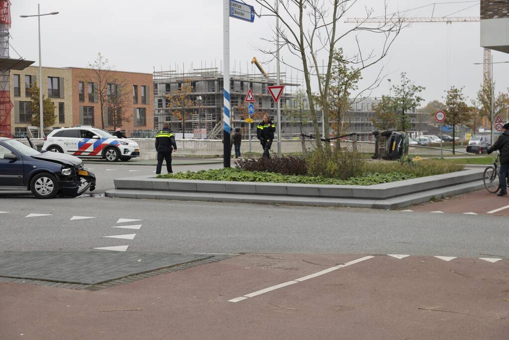 DHL bestelbus op zijn kant na aanrijding