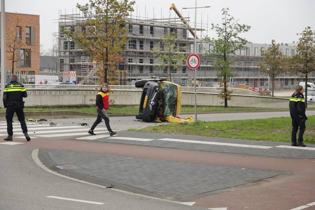 DHL bestelbus op zijn kant na aanrijding