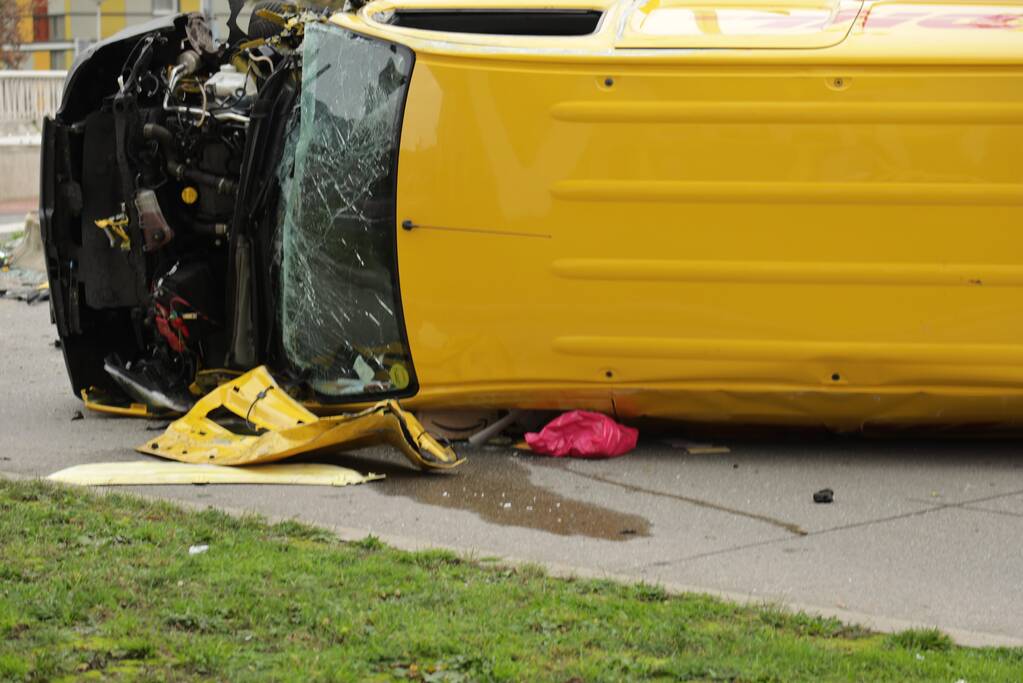 DHL bestelbus op zijn kant na aanrijding