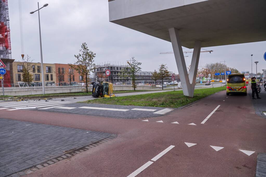 DHL bestelbus op zijn kant na aanrijding