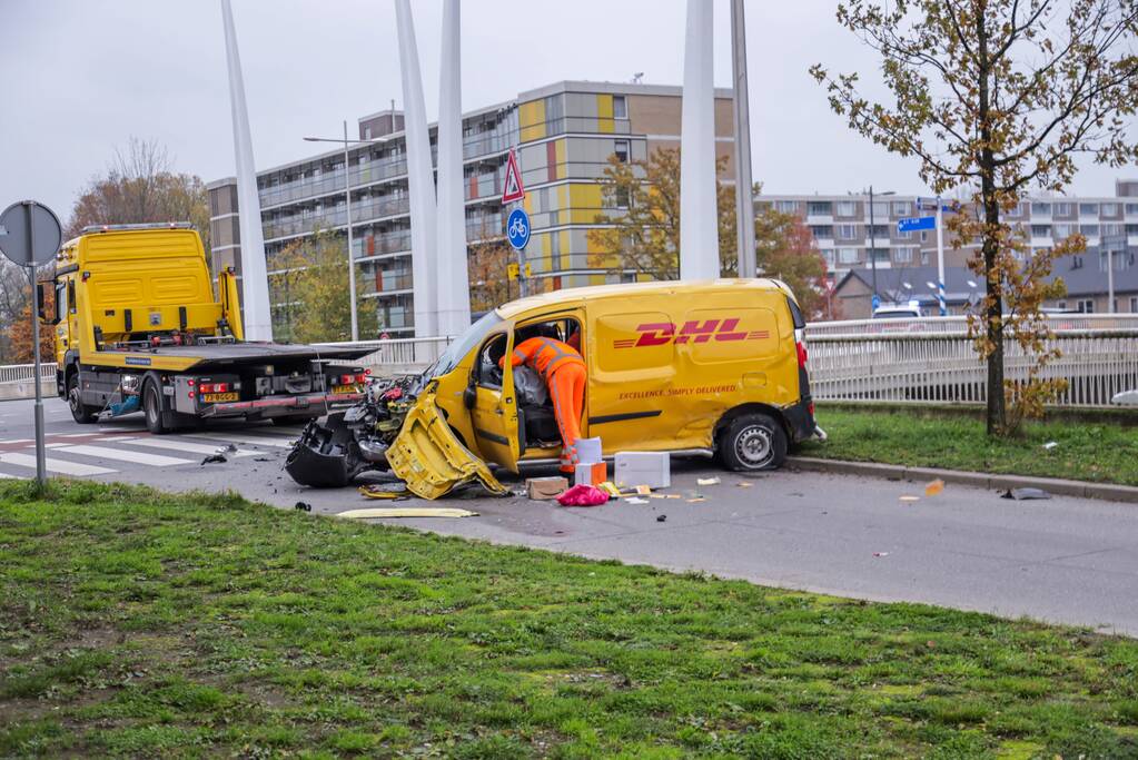 DHL bestelbus op zijn kant na aanrijding