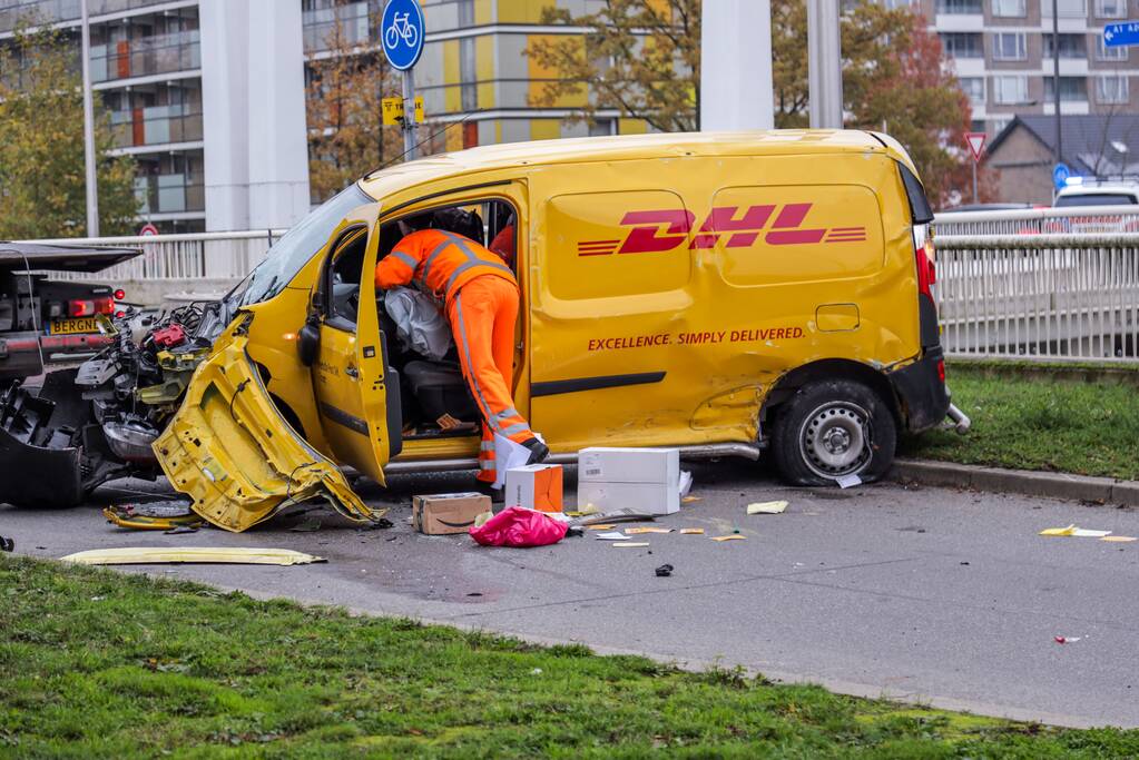DHL bestelbus op zijn kant na aanrijding