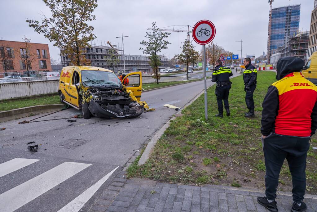 DHL bestelbus op zijn kant na aanrijding