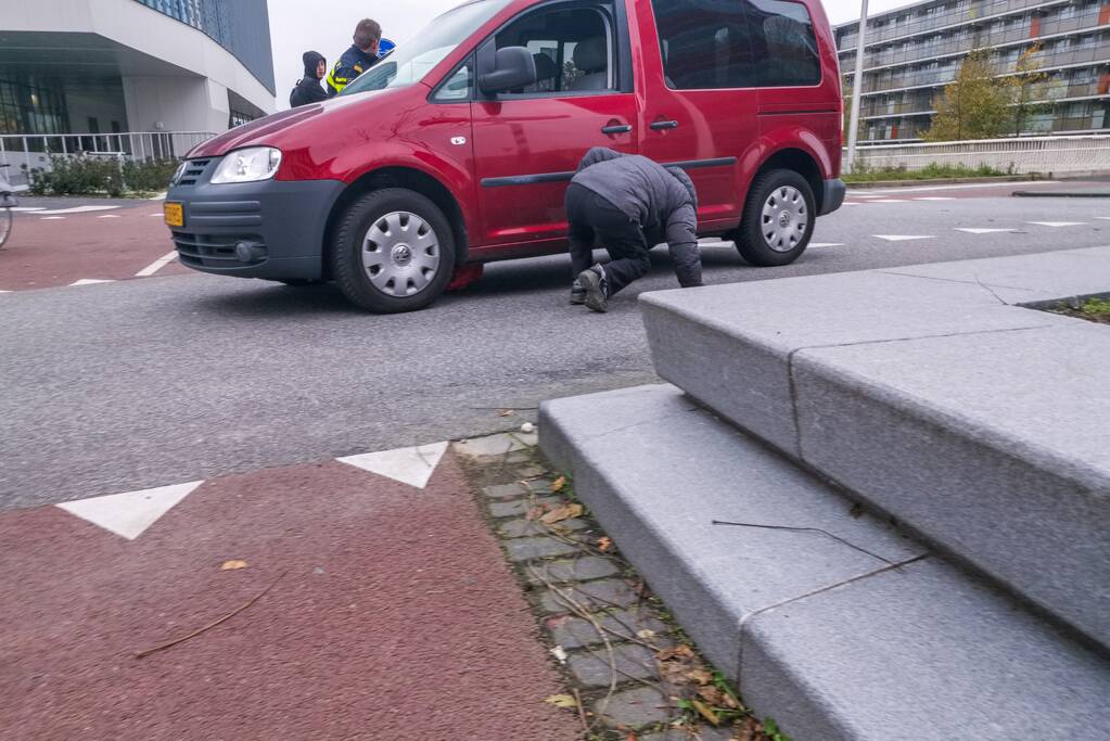 DHL bestelbus op zijn kant na aanrijding