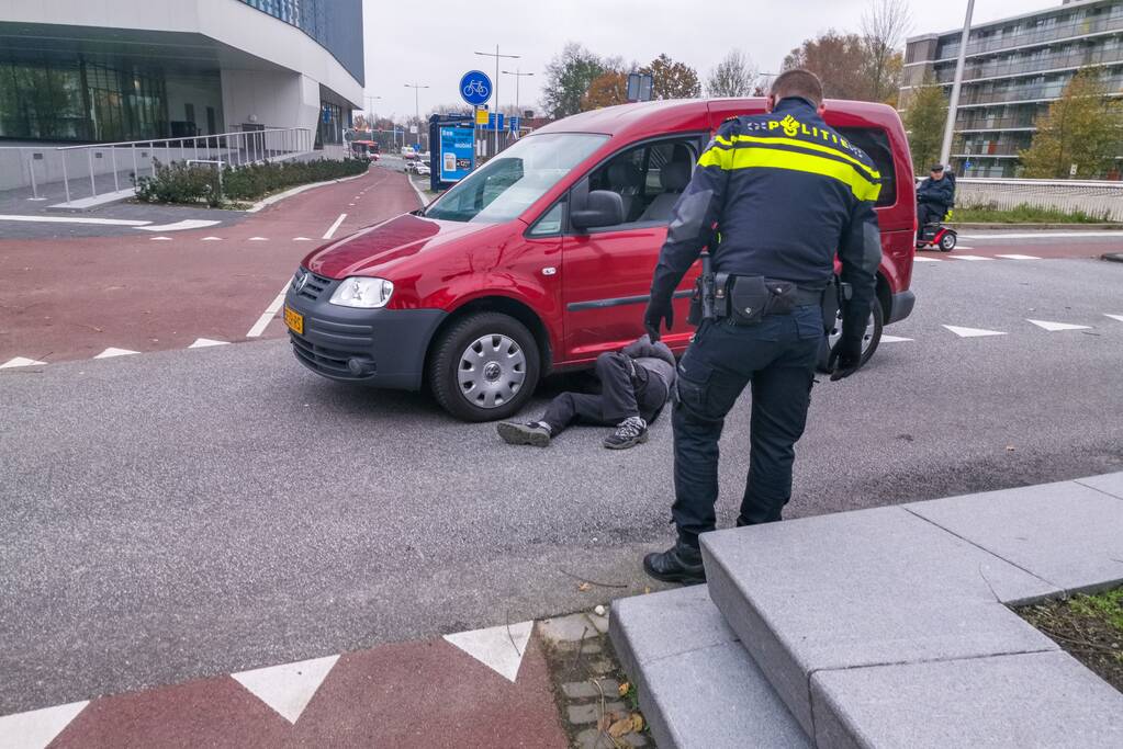 DHL bestelbus op zijn kant na aanrijding