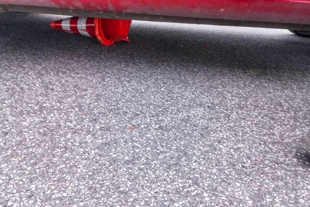 DHL bestelbus op zijn kant na aanrijding