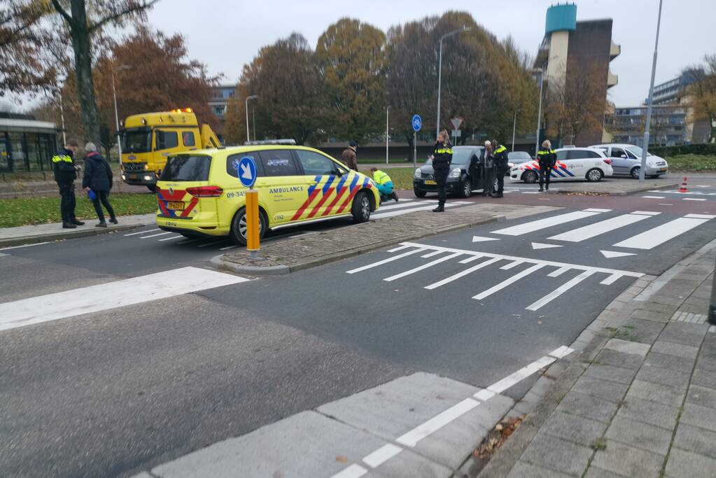 Jongen op fiets aangereden door auto op oversteekplaats