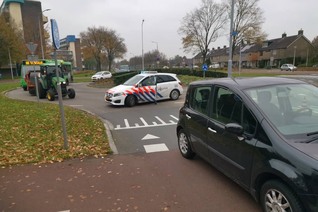 Jongen op fiets aangereden door auto op oversteekplaats