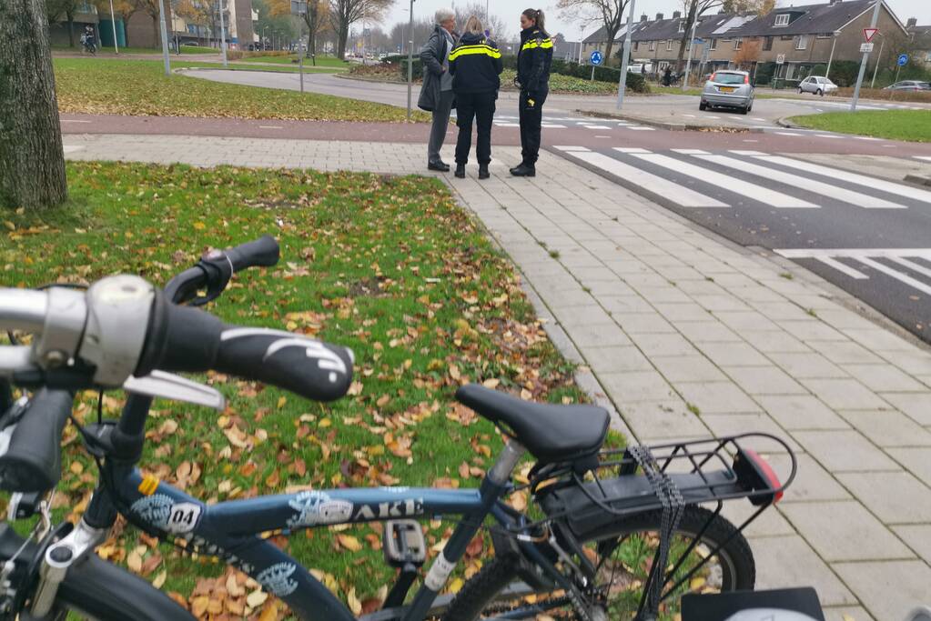 Jongen op fiets aangereden door auto op oversteekplaats