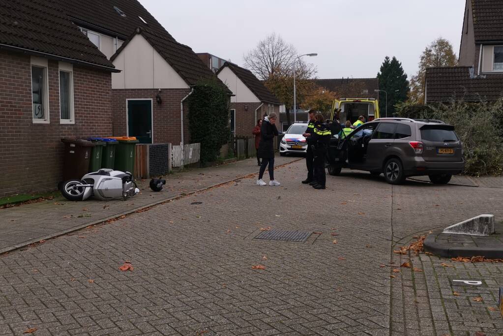Scooterrijder maakt harde smak na botsing met auto