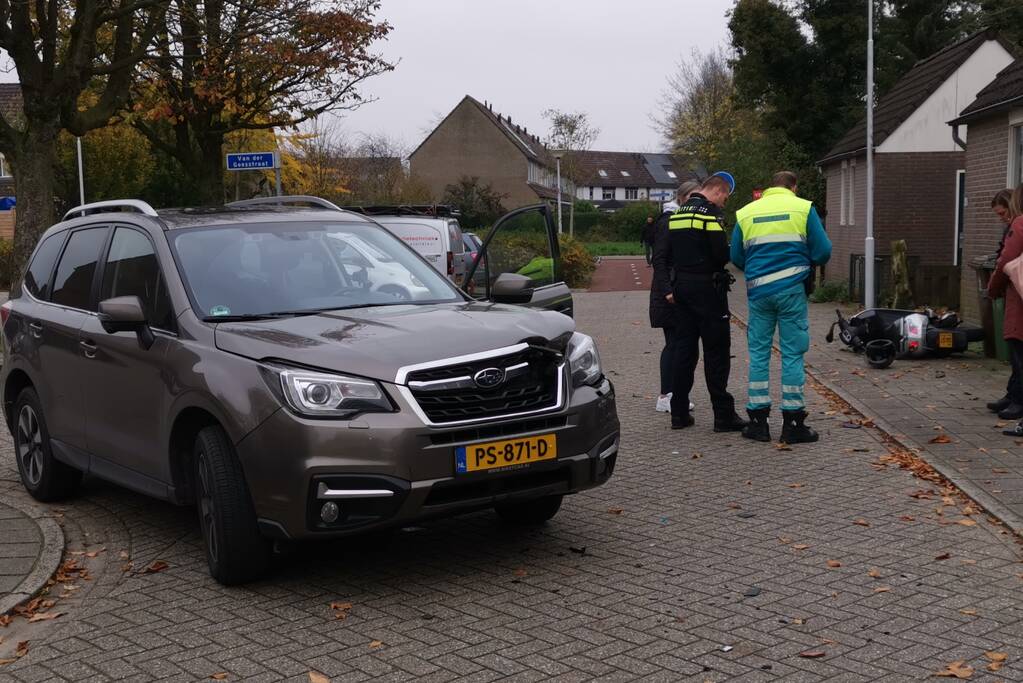 Scooterrijder maakt harde smak na botsing met auto