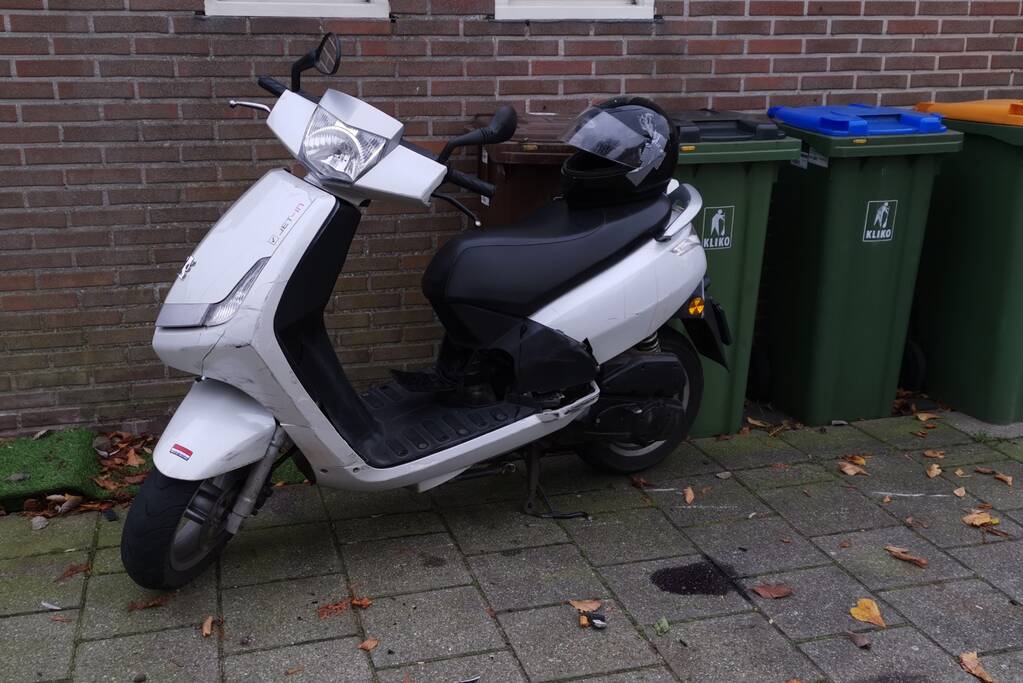 Scooterrijder maakt harde smak na botsing met auto