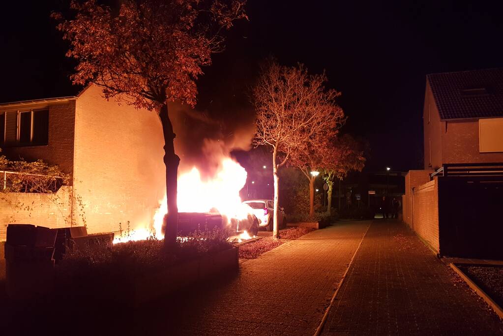 Auto verwoest door brand